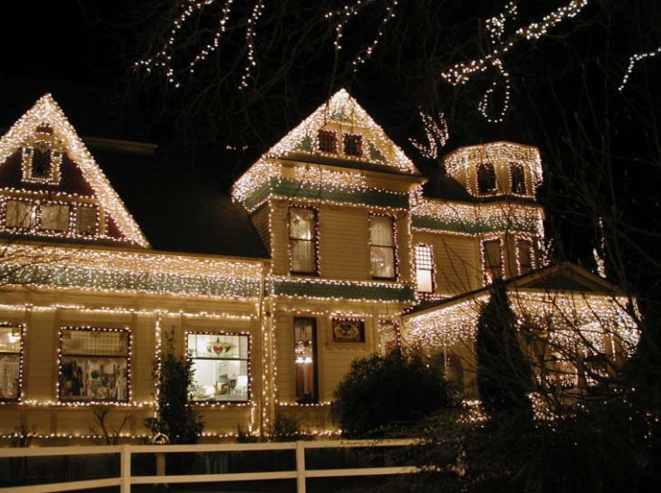 West Fargo Roofer Tips For Holiday Lighting